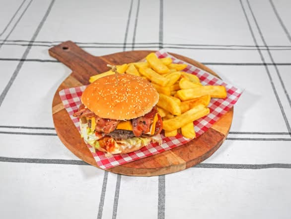 Bacon Cheeseburger with chips