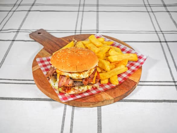 Egg & Bacon Burger with chips