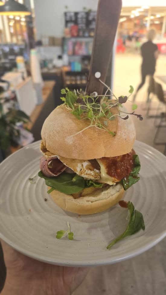 2 Pugs Brekkie Burger (GFO)