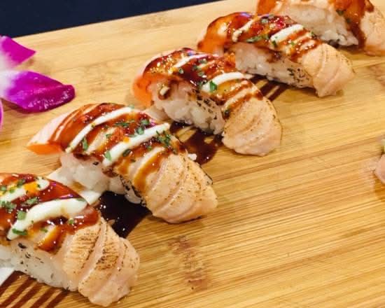 Aburi Salmon Sushi (5 pieces)