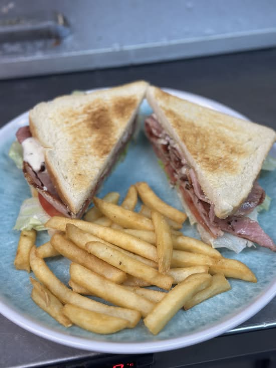 BLT Sandwich With Chips