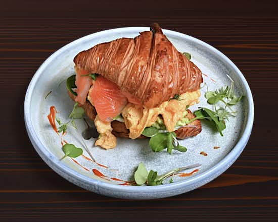 Chilli Scrambled Eggs on Croissant (V)