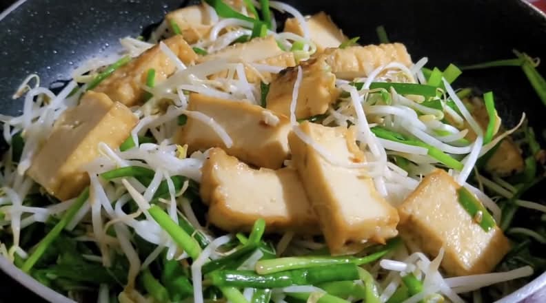 Stir-fried tofu with bean sprouts and Chinese chives (Giá Hẹ xào Đậu Hủ)