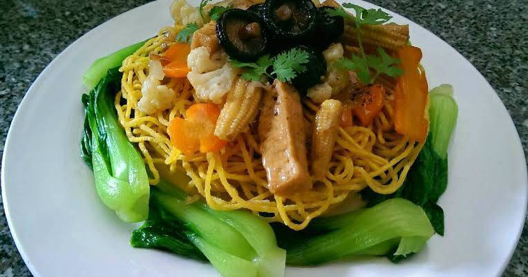Deep Fried Yellow Noodle with Vegetables (Mì xào giòn)