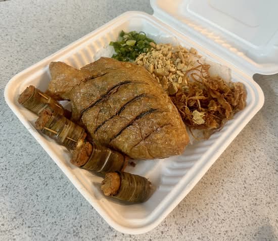 Deepfried Fish and Meat with Rice Paper and Salad (Bánh Hỏi Cá và Thịt Nướng)