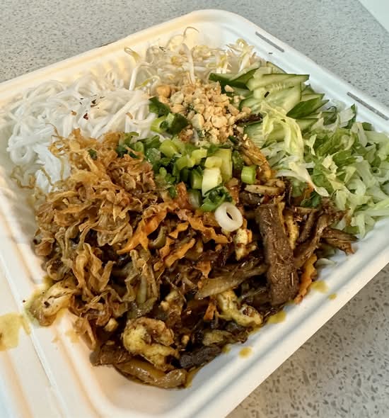 Stir Fried Vermicelli with Vegetables with Beef (Bún bò xào sate)