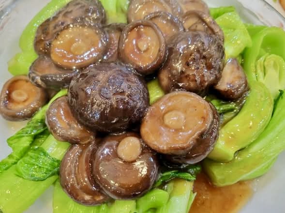 Stir-fried Bok Choy with Shiitake Mushrooms (Cải Thìa Xào Nấm Đông Cô)