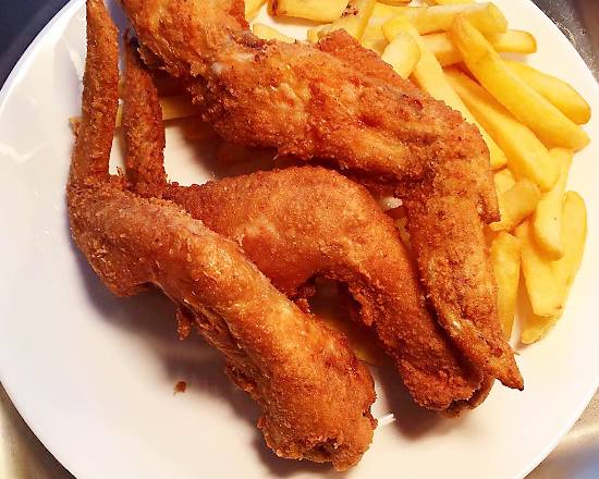 Golden Fried Chicken Wings with Chips