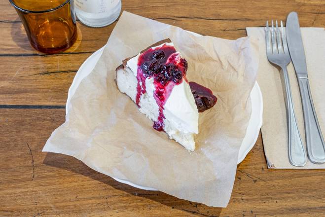 Cheesecake ,cream & berry compote