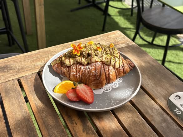 Dubai pistachio cream Croissant