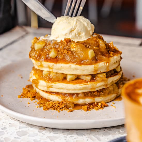 APPLE CRUMBLE PANCAKES