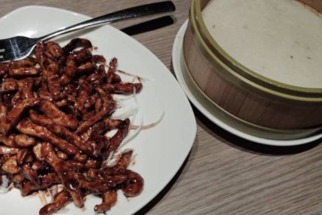 Shredded Pork in Peking Sauce w 6 pancakes