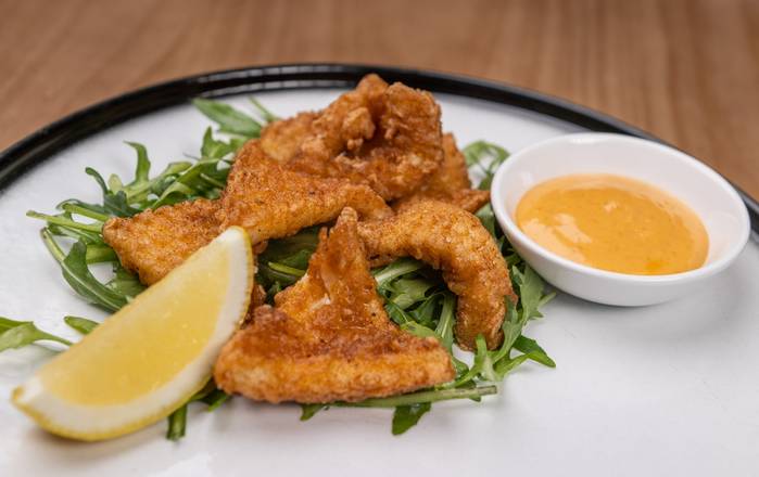 Fried Calamari with salad and tartare sauce
