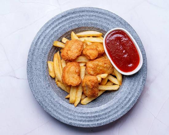 KIDS CHICKEN NUGGETS & CHIPS