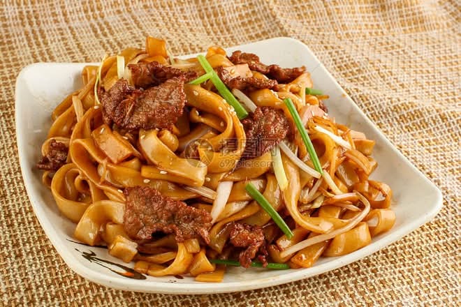 Stir Fried Beef with Flat Noodles (Ho Fun)