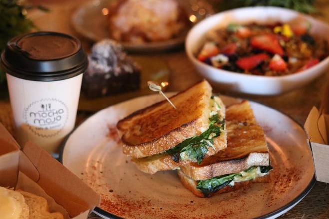 Pesto Chicken Sandwich with Chips (STM)