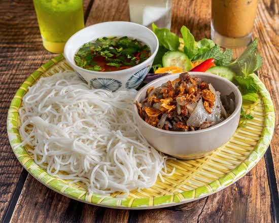Vermicelli with Stir Fried Beef and Onion (Bún Bò Xào)