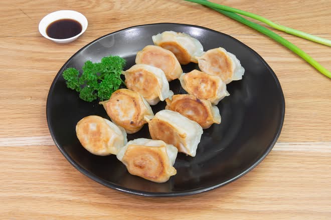 Pan Fried Chicken Dumplings (10pcs)