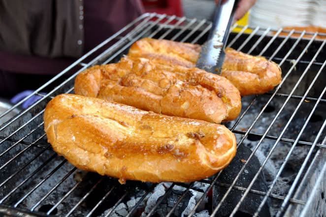 CREAM CHEESE GARLIC BREAD ROLL ( bánh mì nướng muối ớt)