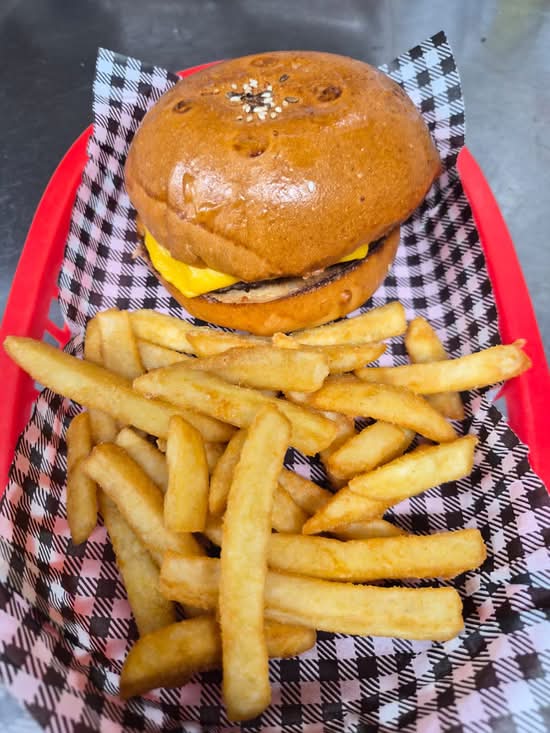 Kids Cheese Burger & Chips