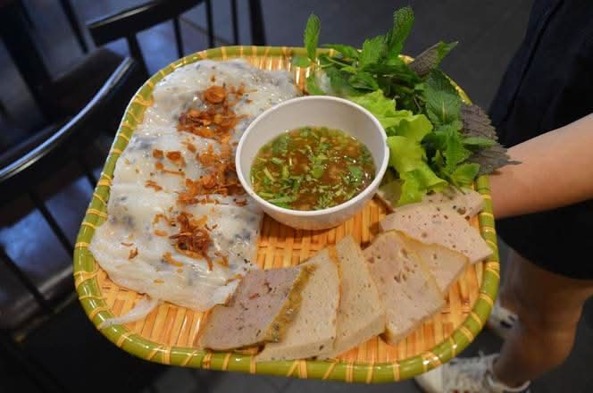 Ba Oanh's Mixed Steamed Rice Noodle Roll and Mixed Pork Pieces (Bánh Cuốn Chả ThậP Cẩm)