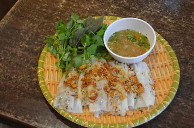 Steamed Rice Noodle Rolls with Prawn and Pork (Jbánh Cuốn Tôm Thịt)