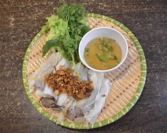 Chef Made Special Steamed Rice Noodle Roll with Beef Mixed Fresh Onions (Bánh Cuốn Cuộn Bò Và Hành Tây)