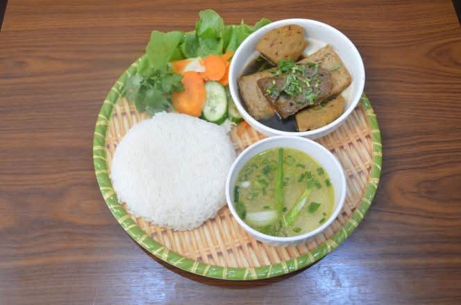 Steamd Rice with Minced Pork Sausage (Cơm Chả Kho)