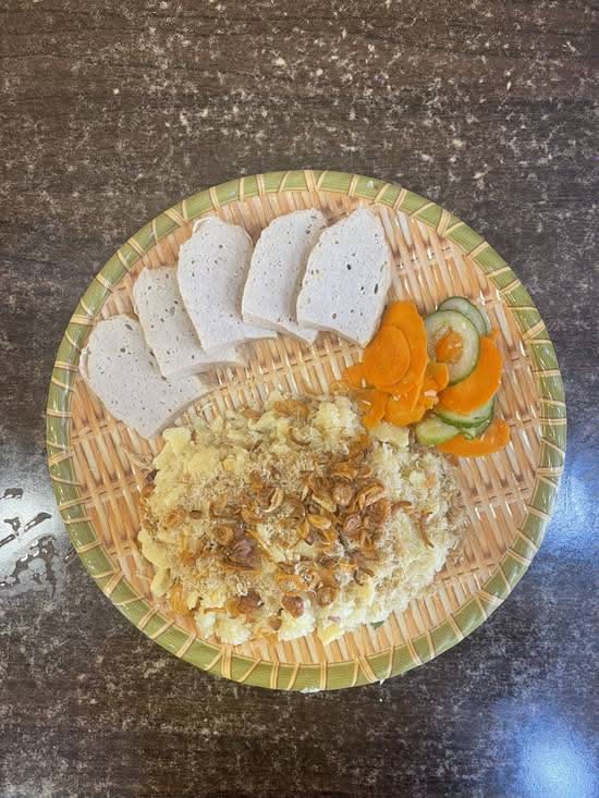 Sticky Rice with Fried Cinnamon Pork, Onion and Cucumber Salad (Xôi Chả Quề)