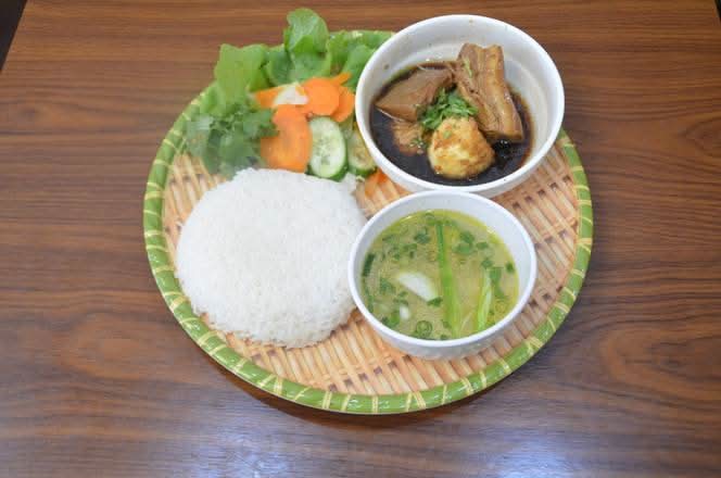 Steamed Rice with Braised Pork (Cơm Heo Kho)