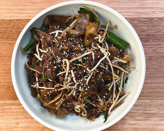 Stir Fried Rice Noodles with Beef, Bean Sprout, and Garlic Chives