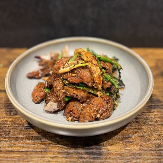 Black Pepper Beef with Spanish Onion, Broccoli and Baby corn