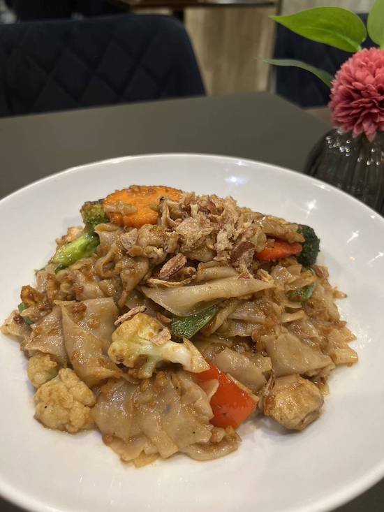 Noodles Stir Fried with Peanut Sauce