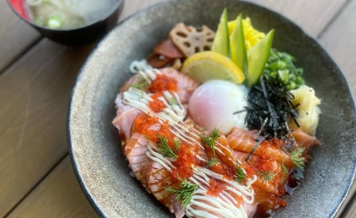 Spicy Salmon Sushi Bowl with miso soup (GF)