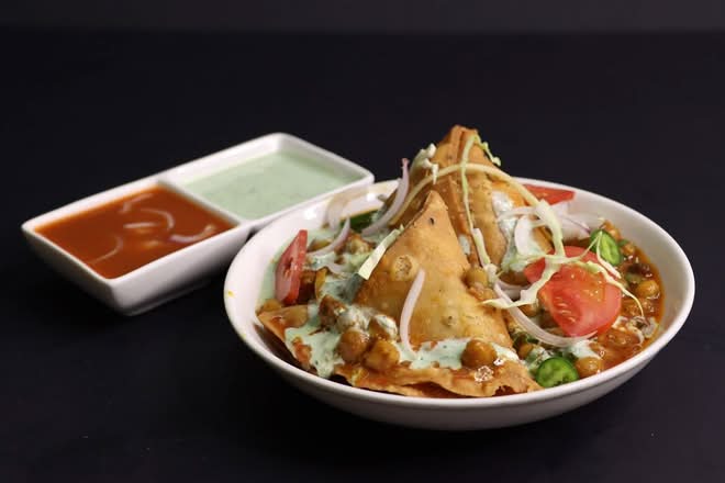 SAMOSA CHAAT WITH CHOLE