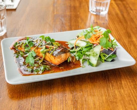 Grilled Salmon Salad