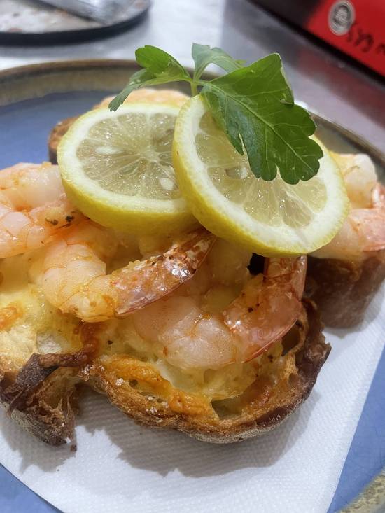 Cheesey Garlic Bread with Prawns