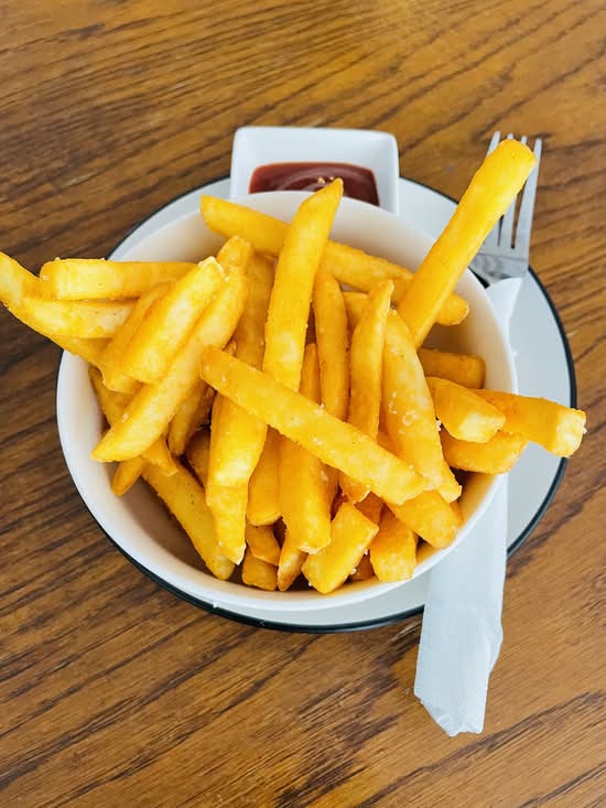 Bowl of Chips w/Tomato Sauce