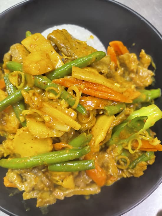 Curry Beef + Steam rice
