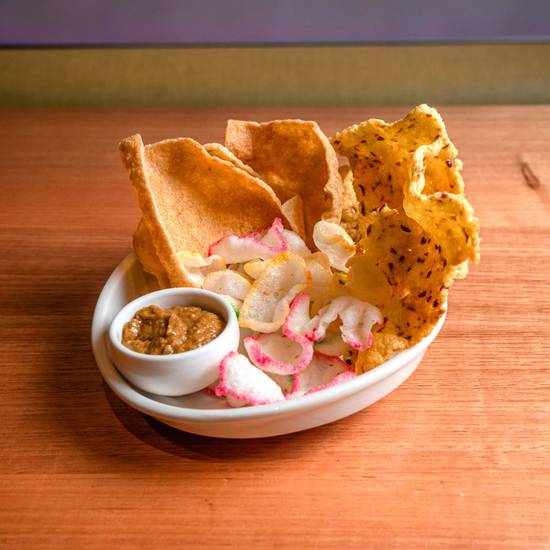 Crackers with peanut sauce