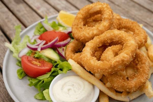 Calamari rings salad & chips
