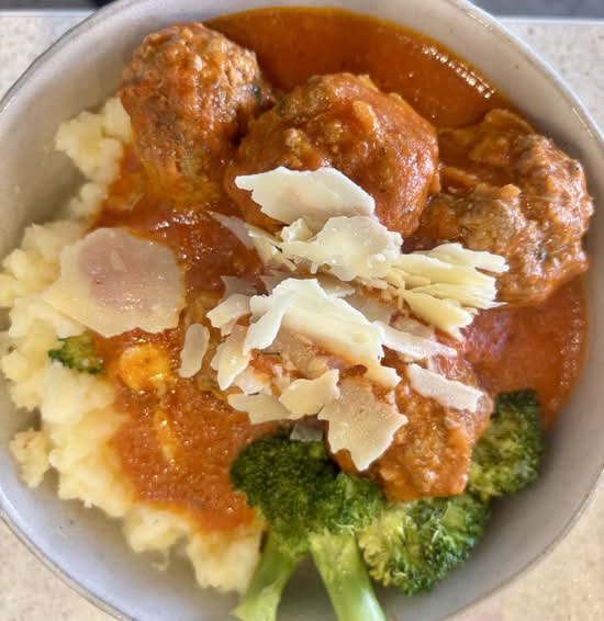 Beef meatballs in napoli sauce with mashed potato & broccoli
