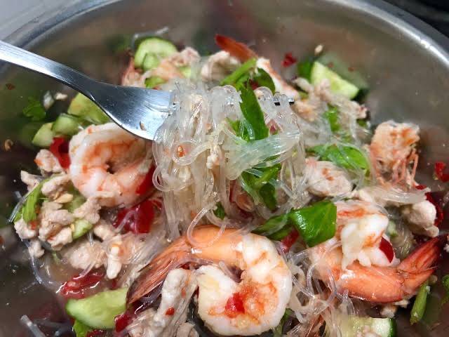 Glass noodle spicy salad (Yum Woonsen)