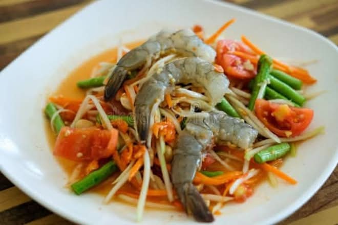 Som Tum Thai with raw prawn