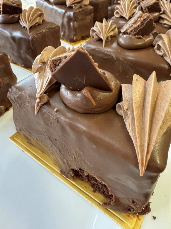 CAKE - TIM TAM CHOCOLATE CAKE SLICE