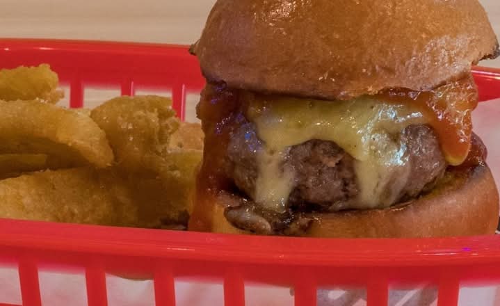 Kids Cheeseburger + Free Drink