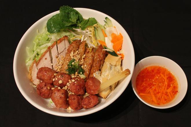 Bun Dac Biet' Combination Vermicelli Salad (N.40CB)