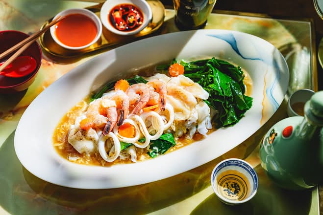 Stir Fried Seafood Rice Noodles with Egg Gravy Sauce (I)