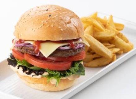 Classic Cheeseburger w/ Chips