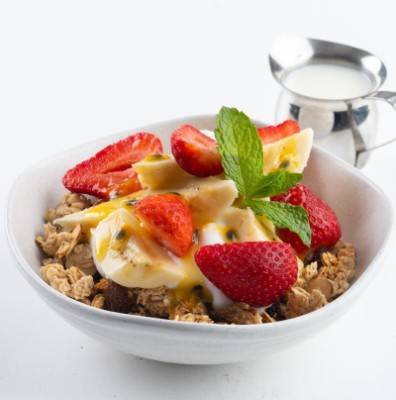 Granola w/ Fresh Fruit & Greek Yoghurt